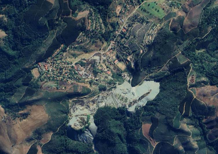  The small town living alongside 50 million tons of asbestos waste